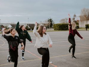 ダンスを踊る女性達