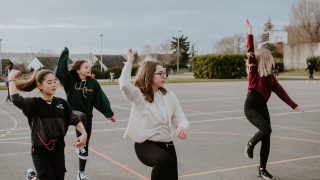 ダンスを踊る女性達