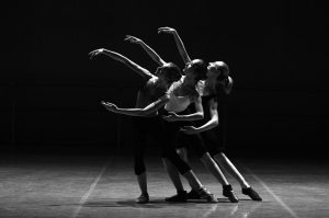 バレエダンスを踊る３人の女性