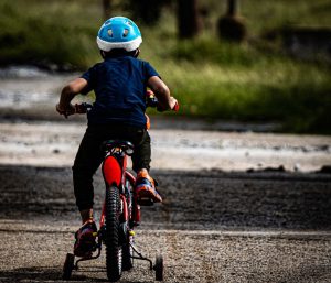 子供が自転車を練習する様子