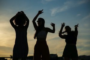 夕焼け空を背景に踊る匿名のガールフレンド